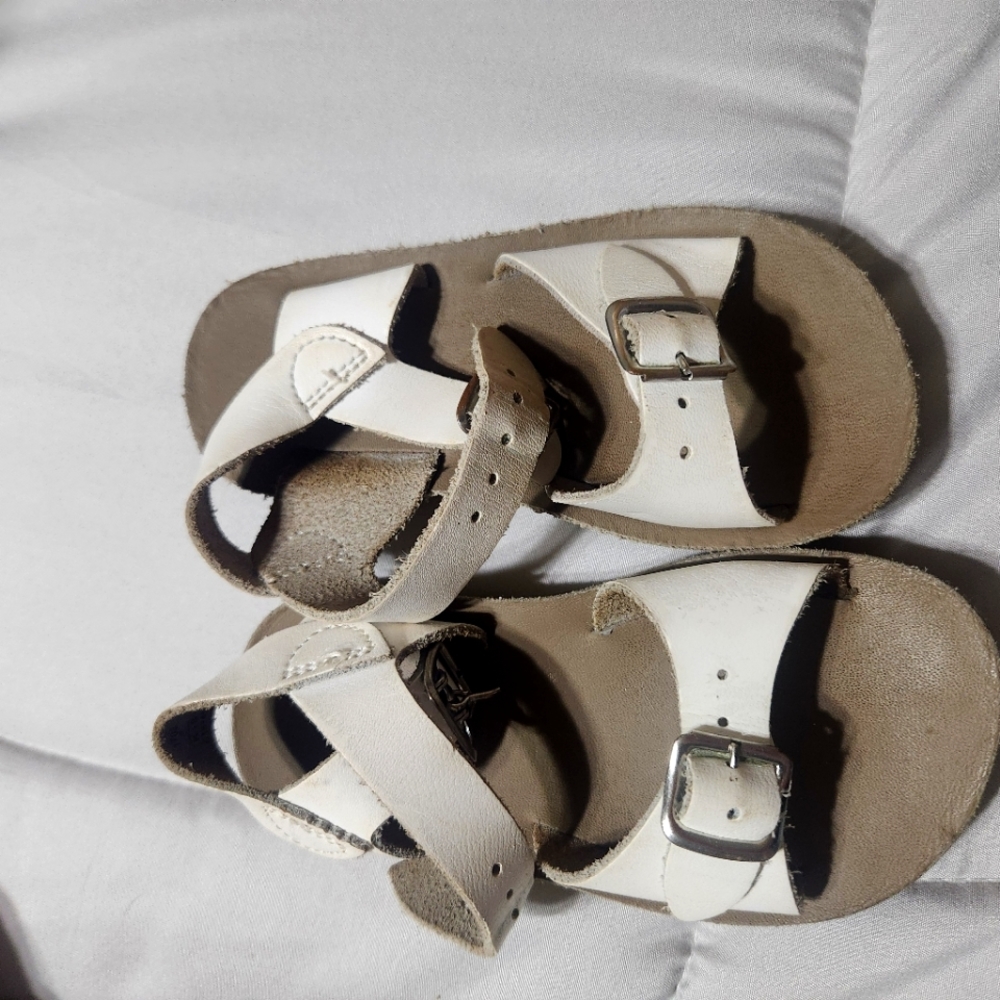 Saltwater sansun surfers